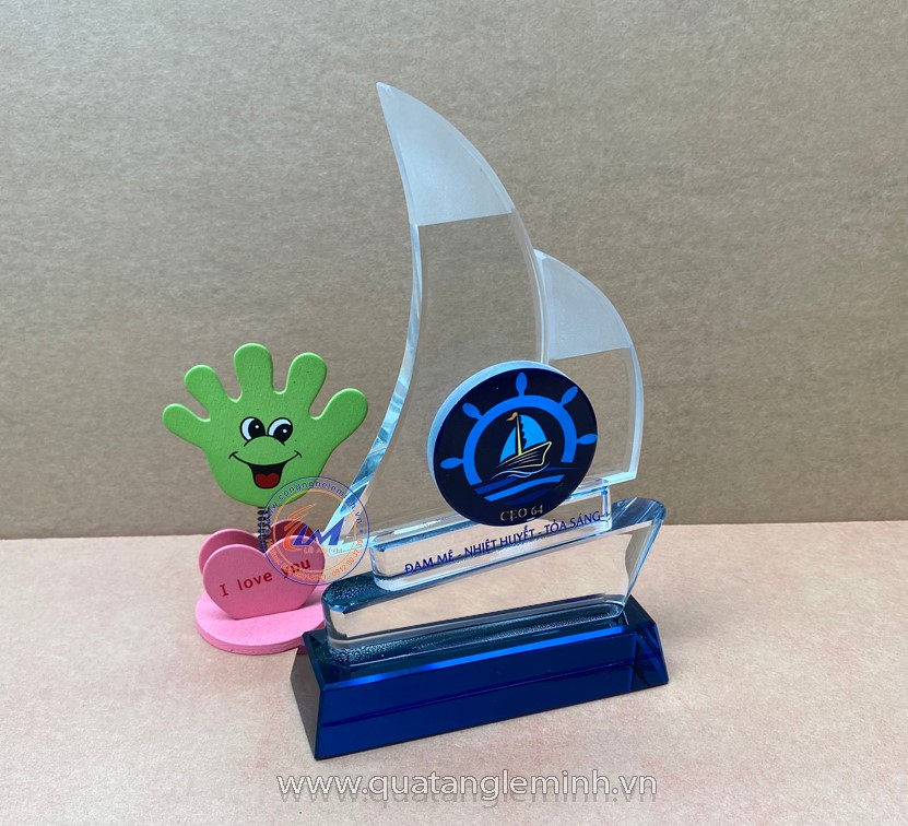 Kỷ niệm chương pha lê (mẫu hình con thuyền)
