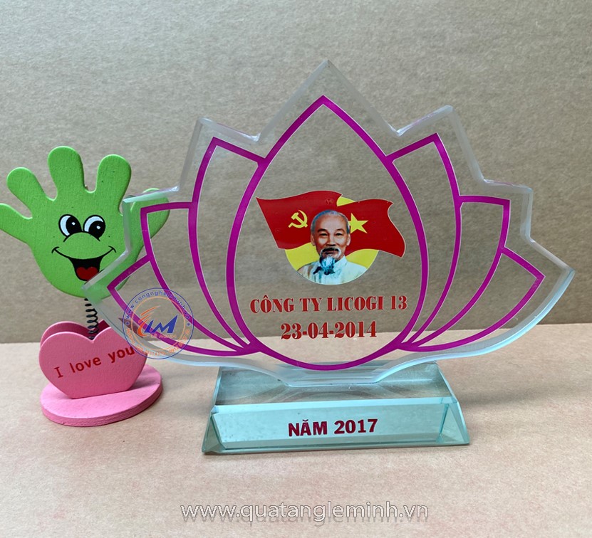 Kỷ niệm chương pha lê (mẫu hình sen 7 cánh)